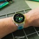 Forerunner 570 47 mm Aluminiowy w kolorze Amp Yellow z półprzezroczystym paskiem w kolorze Whitestone/Turquoise